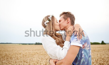 Fericit tineri hippie cuplu sărutat câmp Imagine de stoc © dolgachov