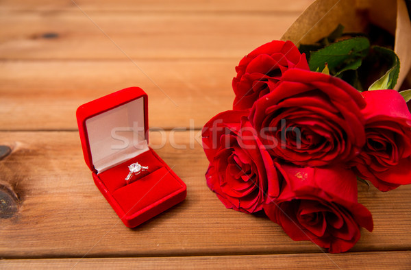 Diamant bague de fiançailles roses rouges amour proposition Photo stock © dolgachov