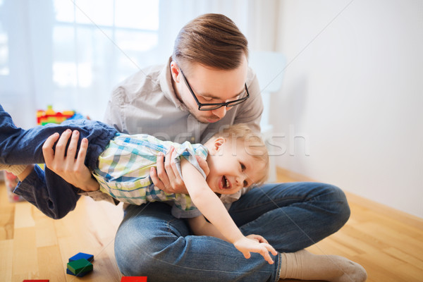 Baba oğul oynama ev aile çocukluk Stok fotoğraf © dolgachov