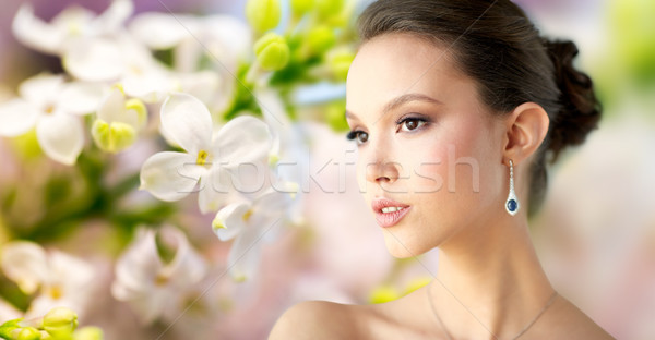 Mujer hermosa cara pendiente belleza joyas Foto stock © dolgachov