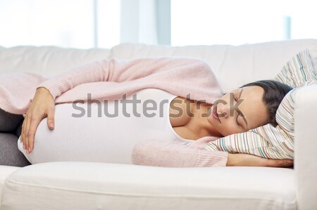 Fericit femeie gravida dormit canapea acasă sarcină Imagine de stoc © dolgachov
