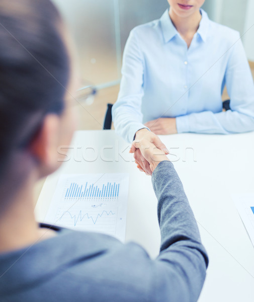 Stockfoto: Twee · zakenvrouw · handen · schudden · kantoor · business