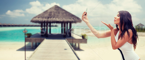 Fiatal nő elvesz okostelefon nyár utazás technológia Stock fotó © dolgachov
