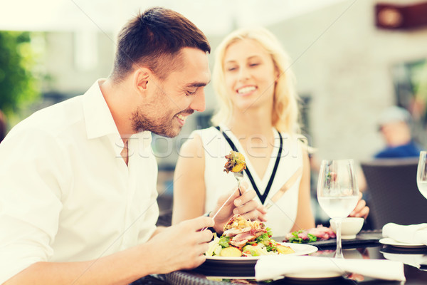 Heureux couple manger dîner restaurant terrasse Photo stock © dolgachov