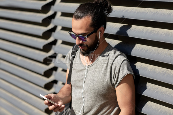 Człowiek smartphone ulicy miasta ludzi technologii Zdjęcia stock © dolgachov