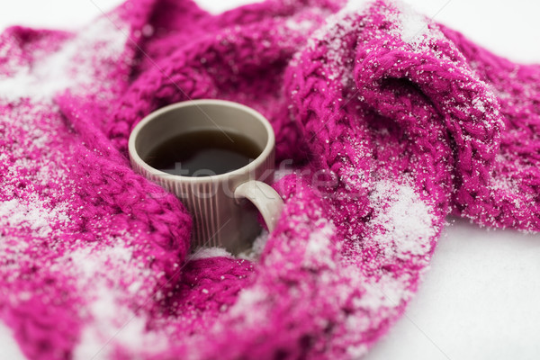 關閉 茶 咖啡 冬天 圍巾 雪 商業照片 © dolgachov