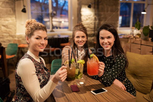 Heureux amis boissons restaurant loisirs célébration [[stock_photo]] © dolgachov