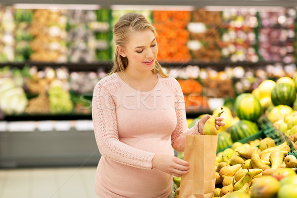 Mujer embarazada bolsa compra peras comestibles venta Foto stock © dolgachov