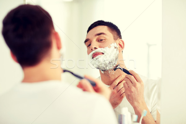 男子 鬍鬚 剃刀 刀片 浴室 美女 商業照片 © dolgachov