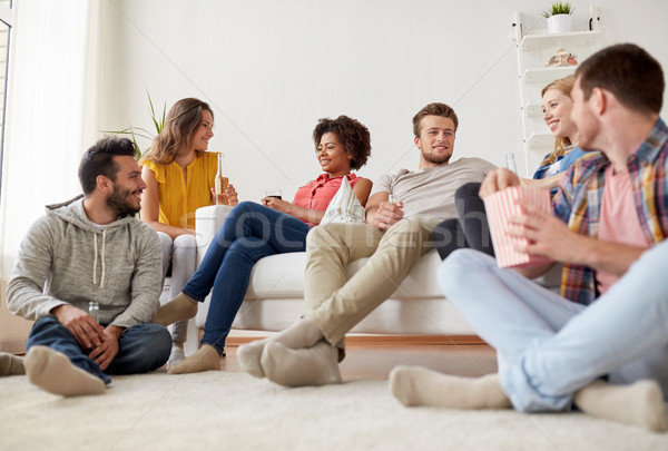 Heureux amis popcorn bière maison amitié [[stock_photo]] © dolgachov