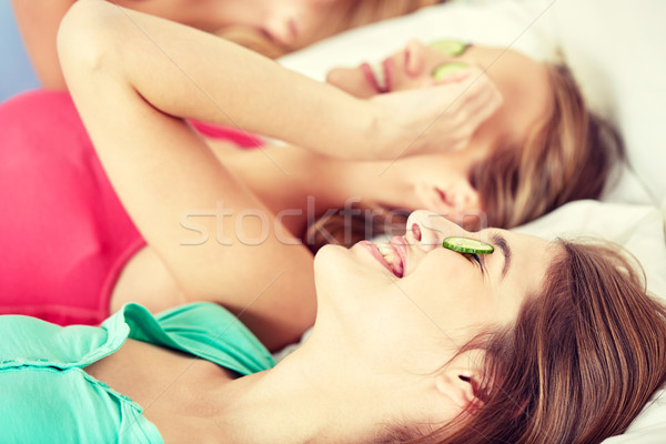 Mutlu salatalık maske yatak insanlar Stok fotoğraf © dolgachov