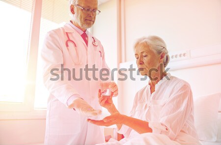 Medic senior femeie spital medicină varsta Imagine de stoc © dolgachov