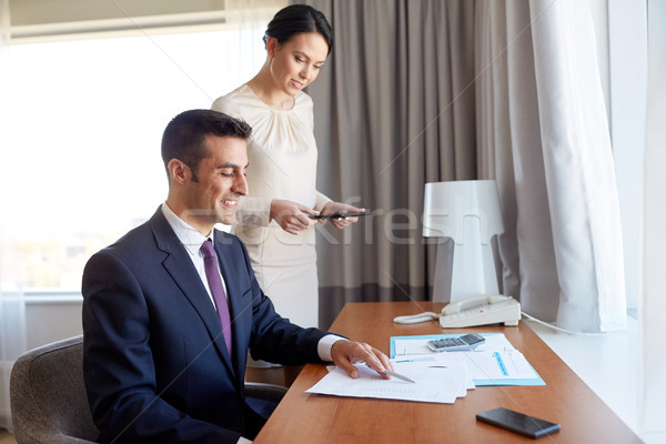 Foto stock: Equipe · de · negócios · documentos · trabalhando · quarto · de · hotel · pessoas · de · negócios · trabalho · em · equipe