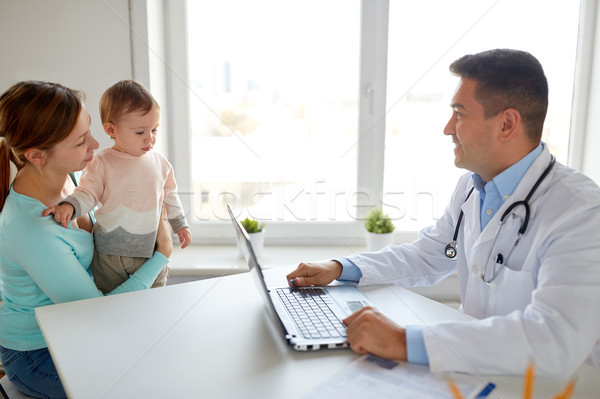 Stock foto: Frau · Baby · Arzt · Laptop · Klinik · Medizin