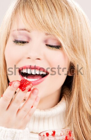 Gyönyörű nő piros ujjatlan kesztyűk hó kép nő Stock fotó © dolgachov