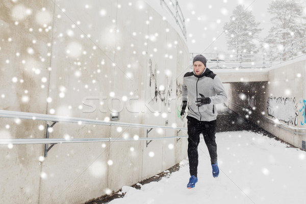 Homem corrida fora metrô túnel inverno Foto stock © dolgachov