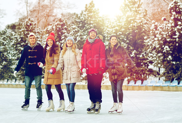 Fericit prietenii patinaj în aer liber oameni Imagine de stoc © dolgachov