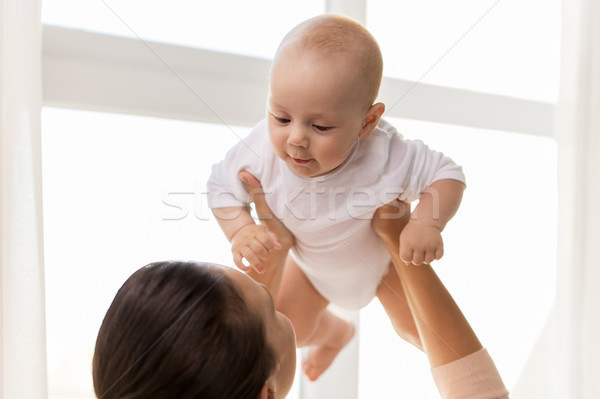 Boldog anya játszik kicsi baba fiú Stock fotó © dolgachov