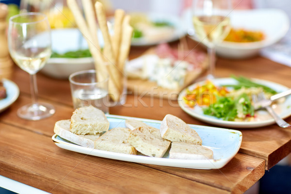 Paine alba felii placă alimente alimentatia nesanatoasa tabel Imagine de stoc © dolgachov