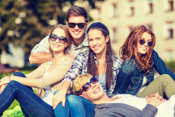 Gruppe Studenten Jugendliche hängen heraus Sommer Stock foto © dolgachov