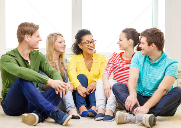 Pięć uśmiechnięty nastolatków domu edukacji Zdjęcia stock © dolgachov