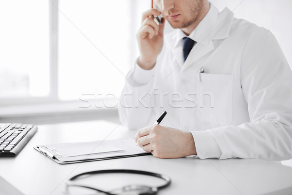 Medic de sex masculin capsule asistenţă medicală spital medical scris Imagine de stoc © dolgachov