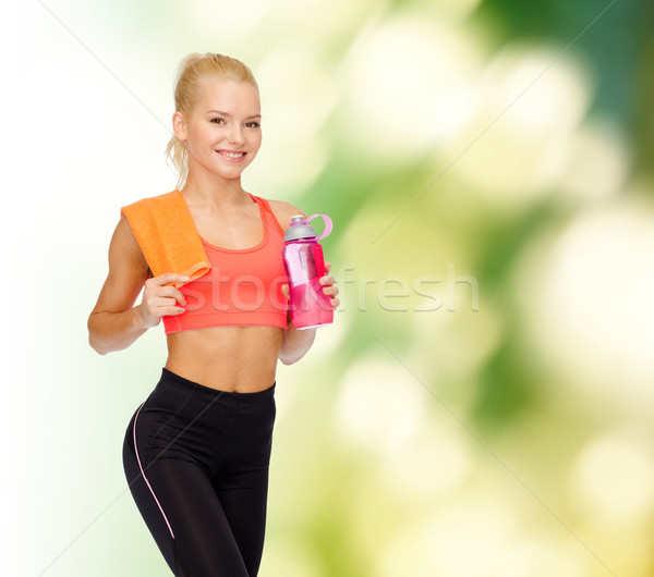 Sonriendo deportivo mujer cantimplora toalla deporte Foto stock © dolgachov