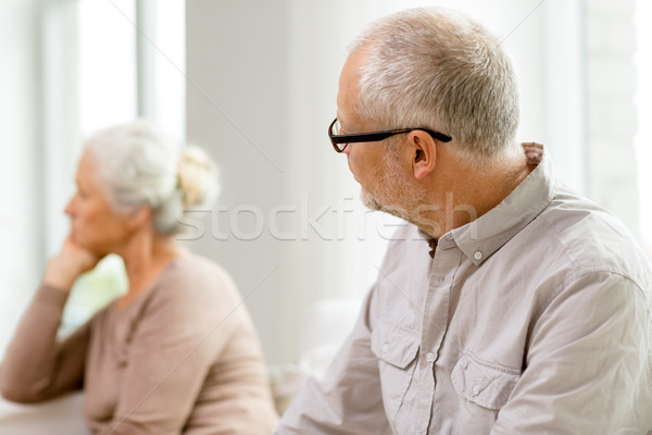Foto stock: Pareja · de · ancianos · sesión · sofá · casa · familia · relaciones