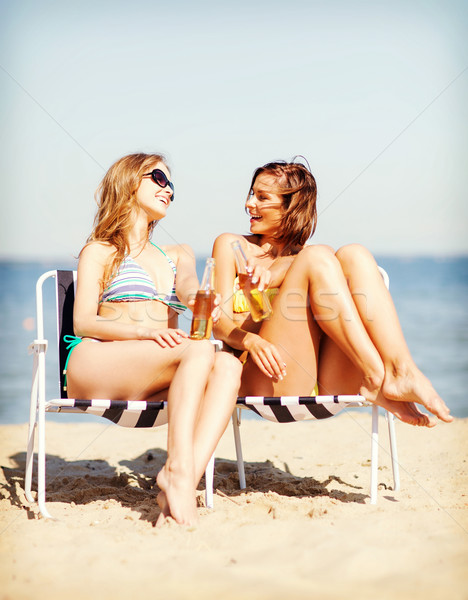 Meninas bebidas cadeiras de praia verão férias férias Foto stock © dolgachov