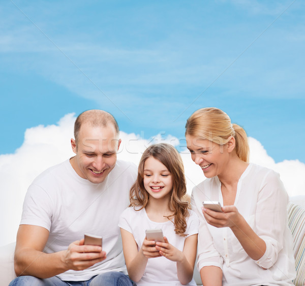 Foto stock: Familia · feliz · smartphones · familia · tecnología · personas · sonriendo