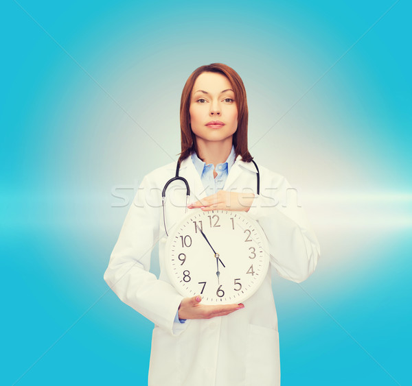 Kadın doktor duvar saat sağlık Stok fotoğraf © dolgachov