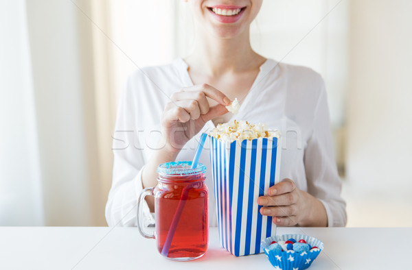 Vrouw eten popcorn drinken glas metselaar Stockfoto © dolgachov