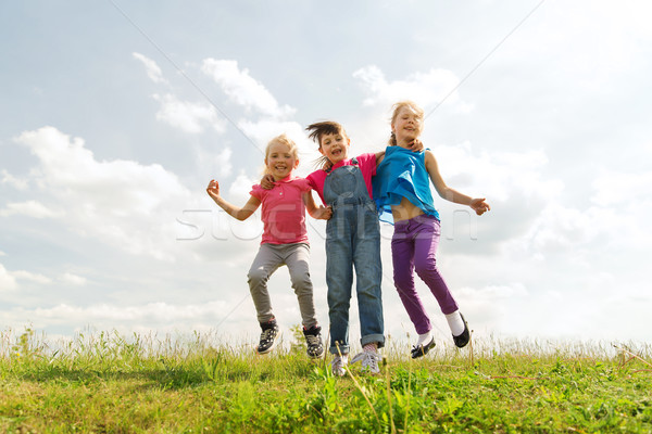 группа счастливым дети прыжки высокий зеленый Сток-фото © dolgachov