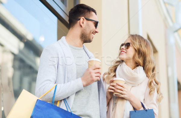 Glücklich Paar Einkaufstaschen Kaffee Stadt Verkauf Stock foto © dolgachov