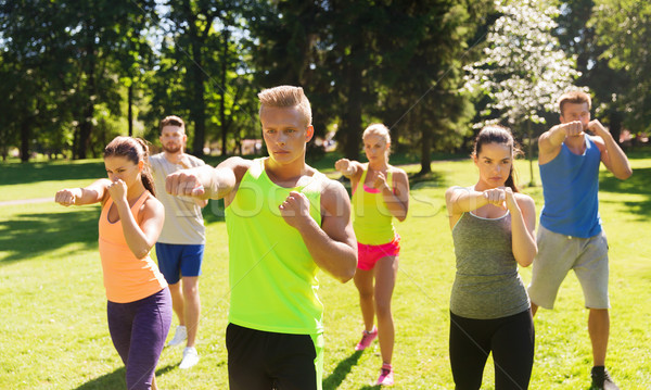 Grupy znajomych odkryty fitness sportu Zdjęcia stock © dolgachov