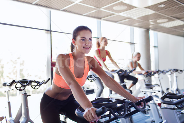 Grupo mulheres equitação exercer bicicleta ginásio Foto stock © dolgachov