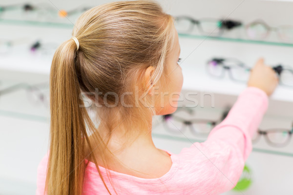 Foto stock: Menina · escolher · óculos · ótica · armazenar