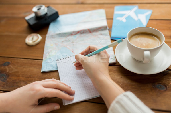 Foto stock: Viajero · manos · bloc · de · notas · lápiz · vacaciones