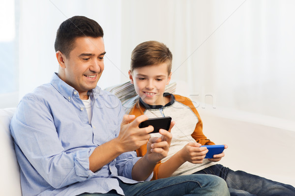 Heureux père en fils smartphones maison loisirs technologie [[stock_photo]] © dolgachov