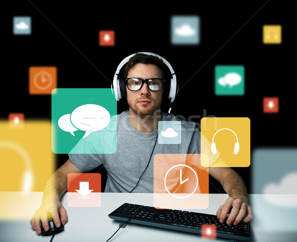 男子 耳機 計算機圖標 屏幕 技術 媒體 商業照片 © dolgachov