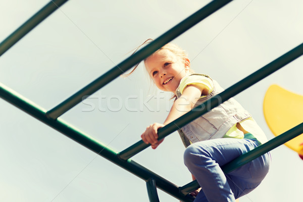 Stock foto: Glücklich · kleines · Mädchen · Klettern · Kinder · Spielplatz · Sommer