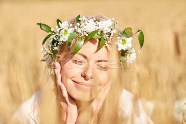 Feliz mujer corona flores cereales campo Foto stock © dolgachov