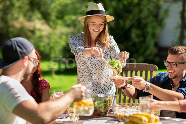 Glücklich Freunde Abendessen Sommer Garten-Party Freizeit Stock foto © dolgachov