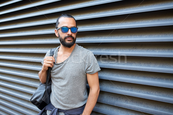 Hombre mochila pie calle de la ciudad pared viaje Foto stock © dolgachov
