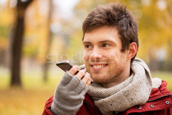 Man stem smartphone najaar park recreatie Stockfoto © dolgachov