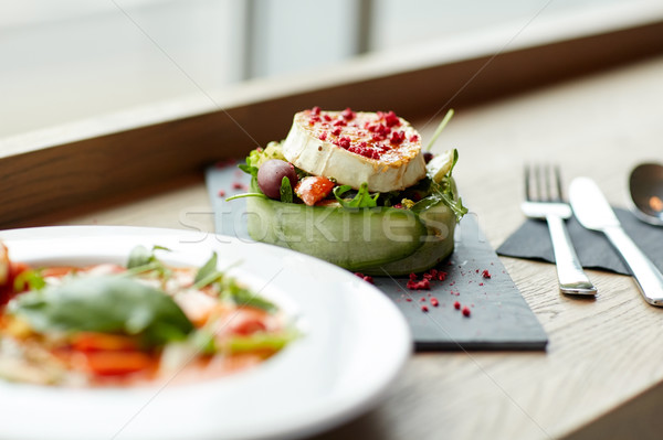 Ser kozi Sałatka zupa jedzenie w restauracji kulinarny kuchnia Zdjęcia stock © dolgachov