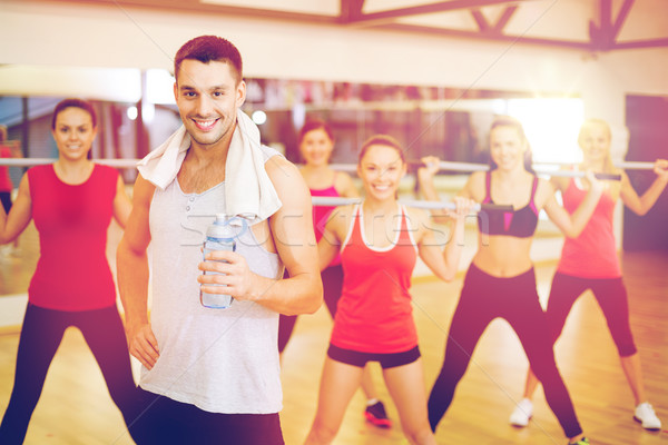Sorridente treinador pessoas do grupo fitness esportes treinamento Foto stock © dolgachov