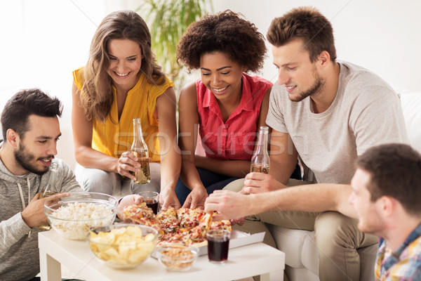 Foto stock: Feliz · amigos · bebidas · alimentação · pizza · casa