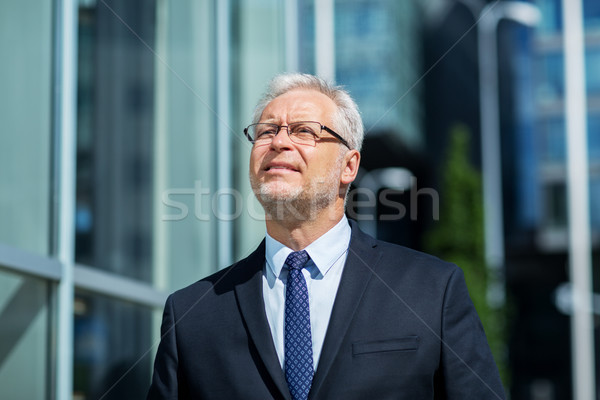 Idős üzletember figyelmeztetés üzletemberek iroda férfi Stock fotó © dolgachov
