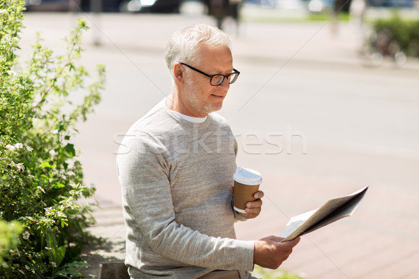 Foto stock: Altos · hombre · lectura · periódico · potable · café